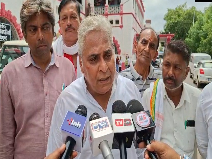 दुर्ग में कांग्रेस के पूर्व विधायक अरुण वोरा कलेक्टर को सौंपा ज्ञापन