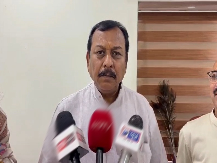 कांग्रेस पूर्व विधायक अरुण वोरा के बयान पर दुर्ग के सांसद विजय बघेल ने पलटवार किया