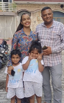 इस तस्वीर में एडमिशन पाने वाली वाची अपने माता-पिता के साथ दिख रही है।