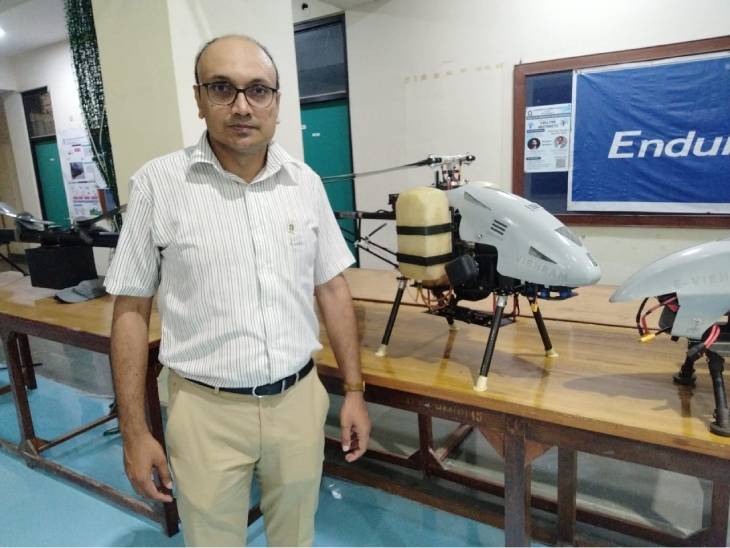 प्रो. अभिषेक के मुताबिक कई घंटो तक लगातार हवा में उड़ सकते है ये ड्रोन।