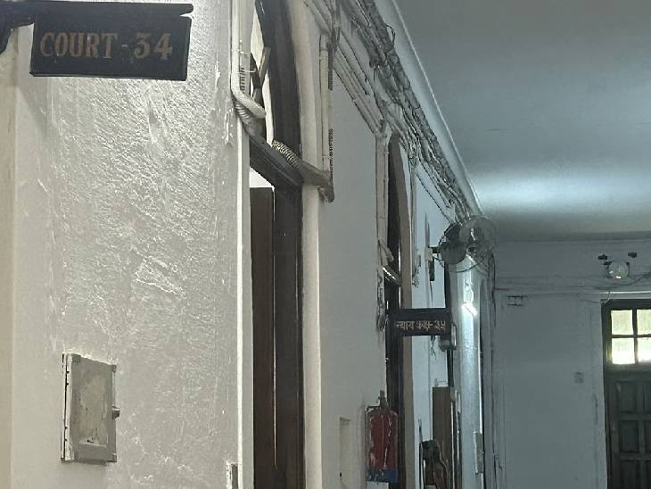 इलाहाबाद हाईकोर्ट के रूम नंबर 24 का नंबर अब 34 हो गया है।