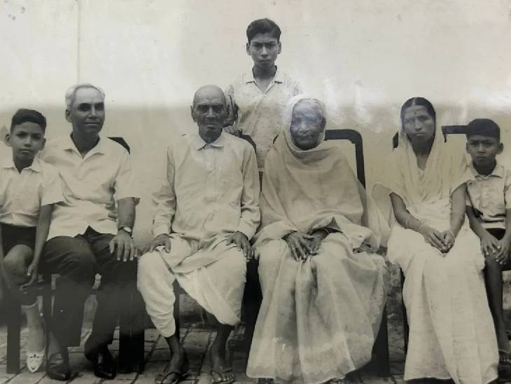 तस्वीर में जस्टिस जगमोहन लाल सिन्हा (बाएं से दूसरे) अपने माता-पिता और बीवी-बच्चों के साथ हैं।