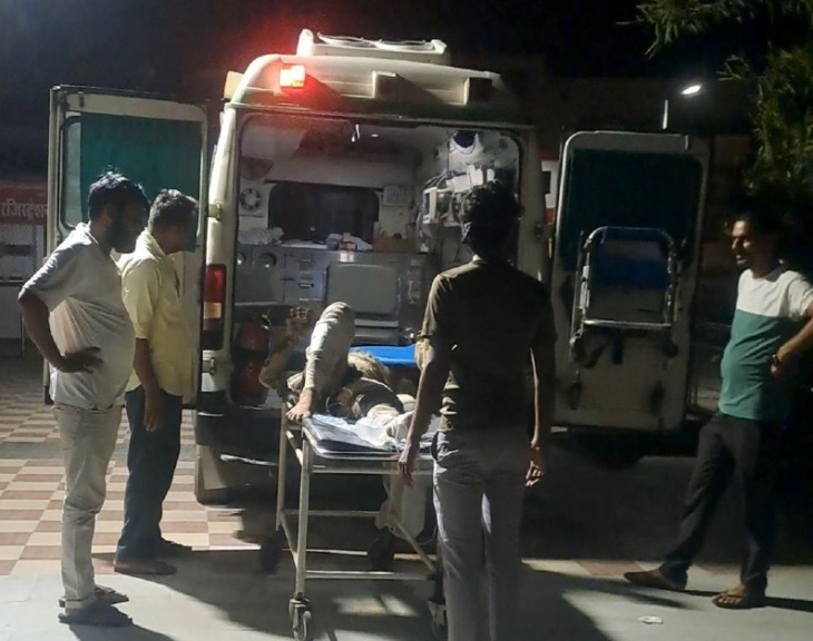 पाली के बांगड़ हॉस्पिटल से मंगलवार देर रात को झुलसे युवक को जोधपुर रेफर करते हुए।