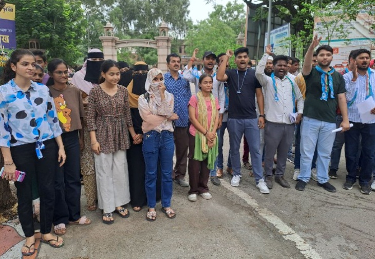 पाली में बुधवार को कॉलेज स्टूडेंट्स कलेक्टर को ज्ञापन सौंपने पहुंचे।