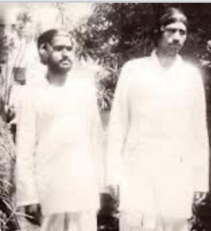 गोपाल दंडोतिया (दाईं तरफ) अपने दोस्त दिनेश गौतम के साथ काली पट्टी बांधकर सत्याग्रह के लिए निकले थे।