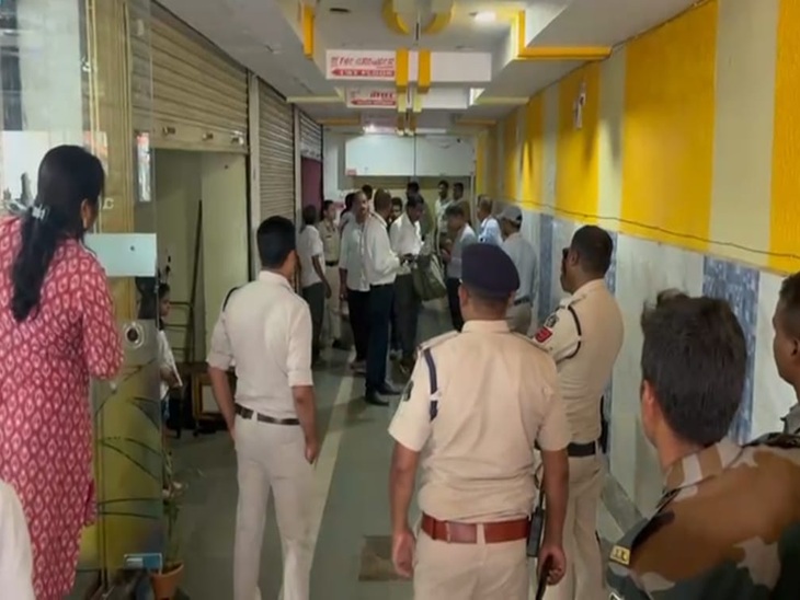 सीलबंदी की कार्रवाई करती टीम।