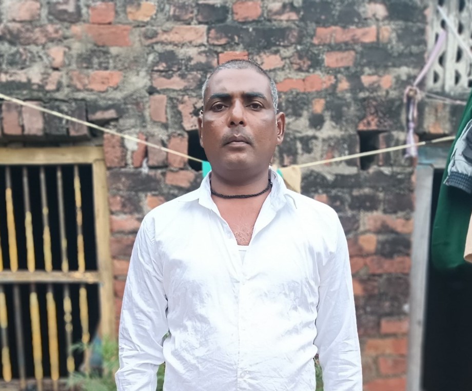 राजेंद्र की मौत की जानकारी उसकी पत्नी और बच्चों को नहीं दी गई है।