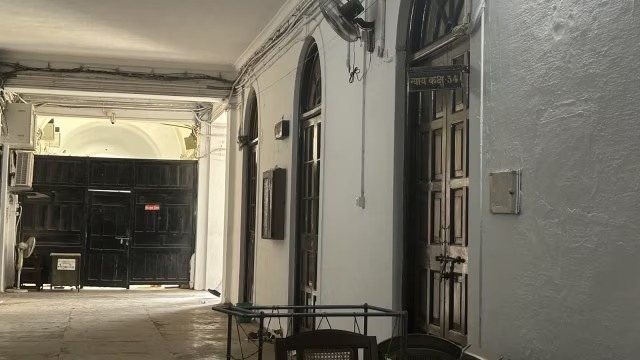 ये इलाहाबाद हाईकोर्ट का रूम नंबर 24 है। इसी जगह पर ऐतिहासिक फैसला सुनाया गया था।