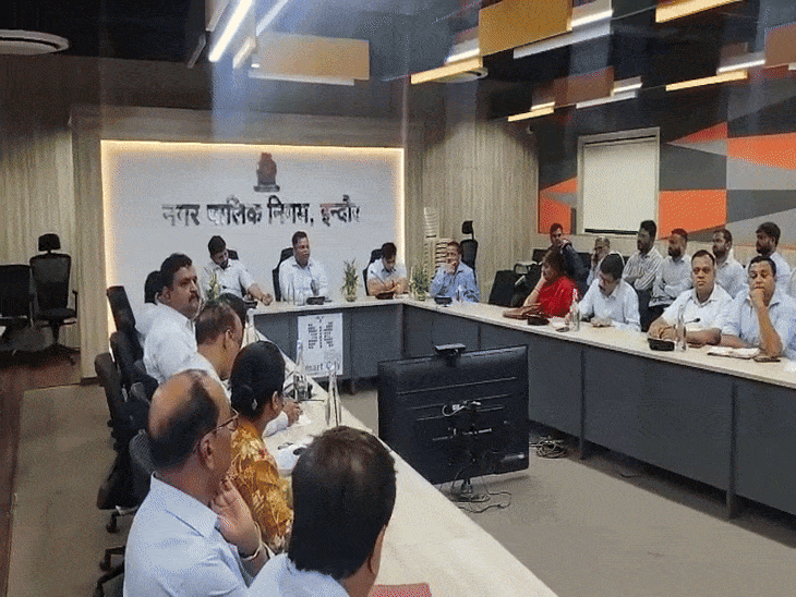 अधिकारियों को दिशा-निर्देश देते नगर निगम आयुक्त शिवम वर्मा।