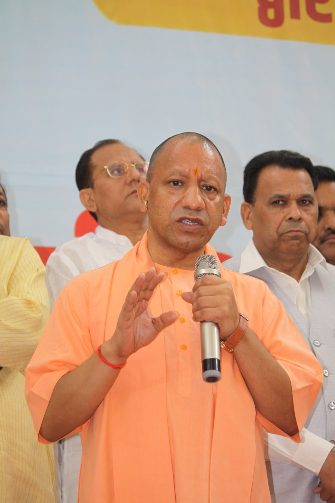 कार्यक्रम में बोलते हुए CM