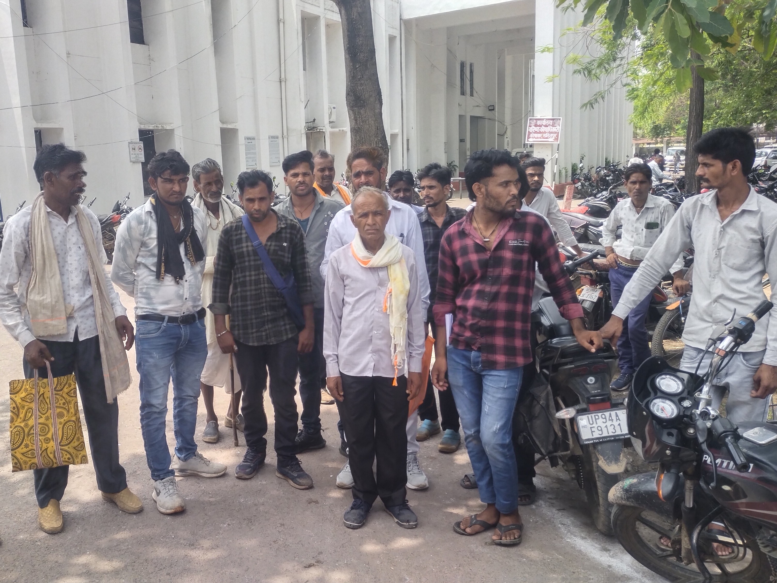 ललितपुर में किसानों का कलेक्ट्रेट में प्रदर्शन। - Dainik Bhaskar
