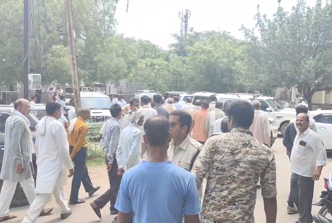 एसपी ऑफिस मृतिका का शव लेकर पहुंचे परिवारजन।