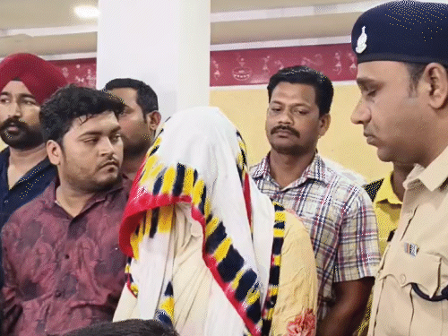 मर्डर में गिरफ्तार पति-पत्नी और दो सहयोगी युवक।