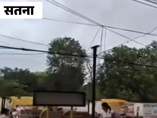 सतना में पेड़ पर आकाशीय बिजली गिरने का वीडियो सामने आया है। यहीं अहरी टोला में गाज की चपेट में आकर महिला की मौत हो गई। - Dainik Bhaskar