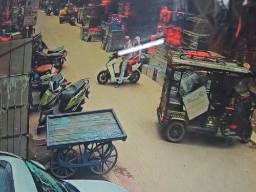 दोनों पति-पत्नी मुंह में कपड़ा बांधकर गोलबाजार इलेक्ट्रिक स्कूटी से पेटी लेने पहुंचे थे।