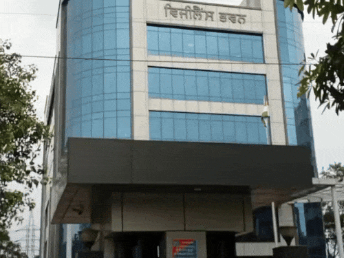 विजिलेंस भवन के बाहर मजीठिया की गिरफ्तारी के बाद सुरक्षा बढ़ा दी गई है।