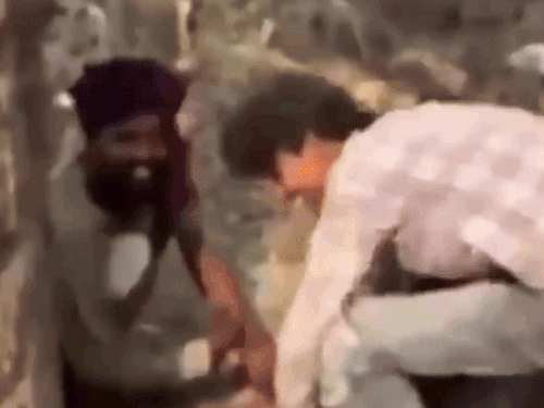 नशा छुड़ाओ केंद्र से मिलने वाली गोली से नशा करते हुए आरोपी। - Dainik Bhaskar