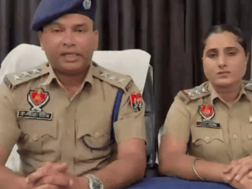 घटना की जानकारी देते हुए एसीपी ईस्ट डॉ. साहिल सिंह।