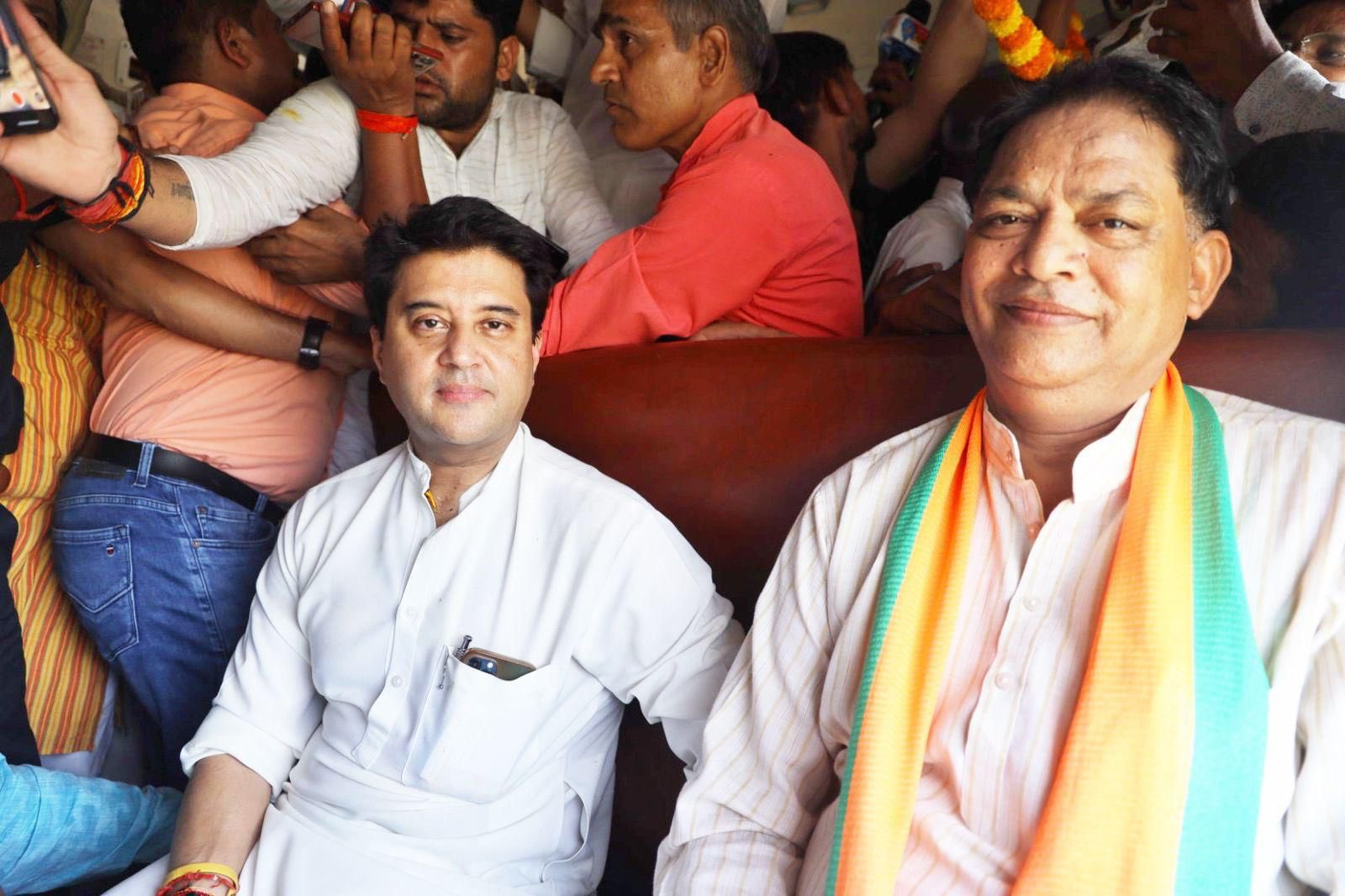सिंधिया ने ट्रेन में बैठकर शिवपुरी और गुना तक यात्रियों से बातचीत करते हुए गए।