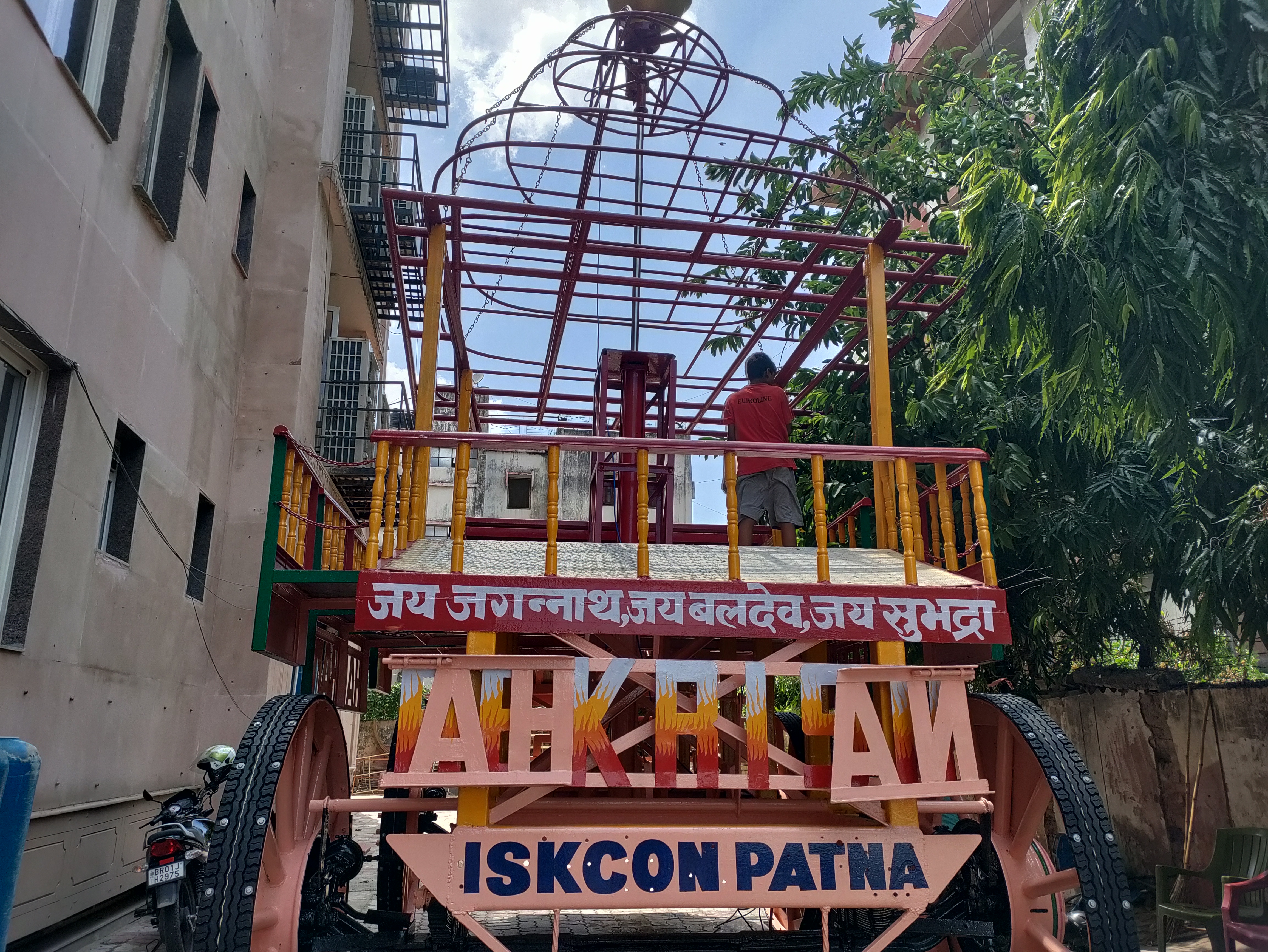 ओडिशा से आए कलाकारों ने रथ को तैयार किया है।