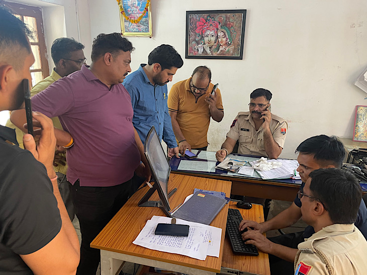 अलवर गेट थाना पुलिस ने पीड़ित की शिकायत पर शहर में नाकाबंदी कर जांच शुरू कर दी है।