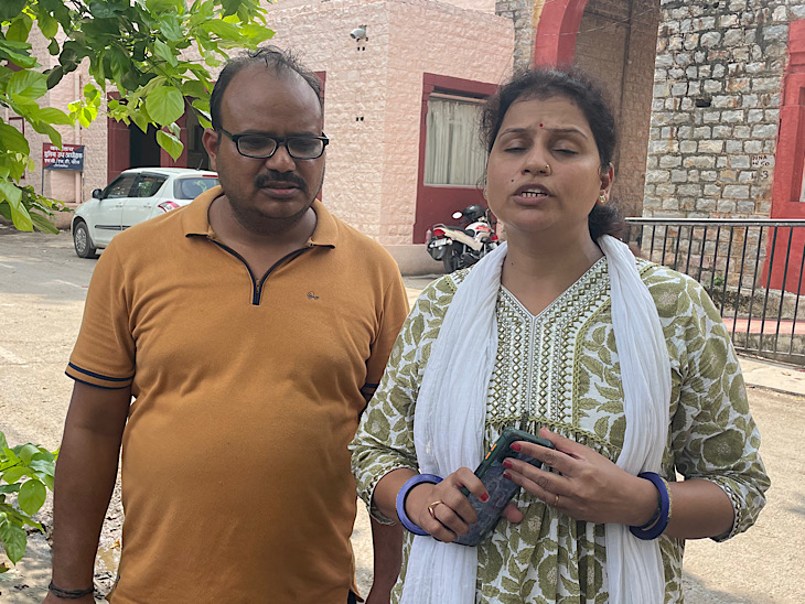 दिनदहाड़े लेक्चरर की पत्नी से लूट की वारदात सामने आई है।