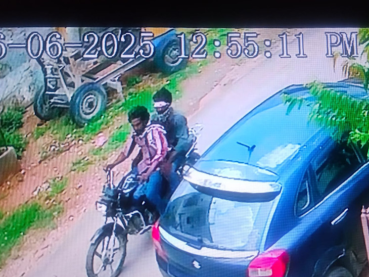 लूट की वारदात घर के बाहर लगे सीसीटीवी में कैद हुई है।