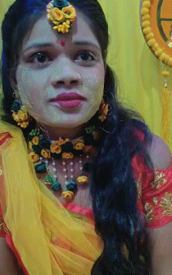 सितारा की हल्दी रस्म के दौरान की यह तस्वीर है। इसमें वह काफी खुश नजर आ रही है।