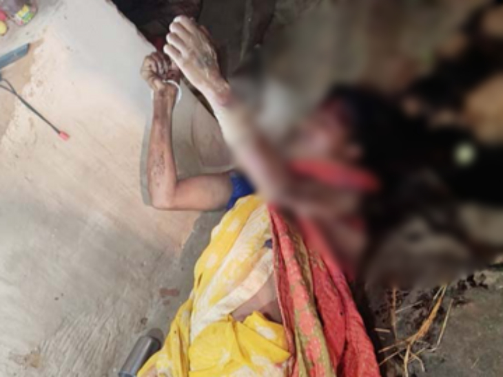 खून से लथपथ महिला की लाश घर में जमीन पर पड़ी हुई थी।