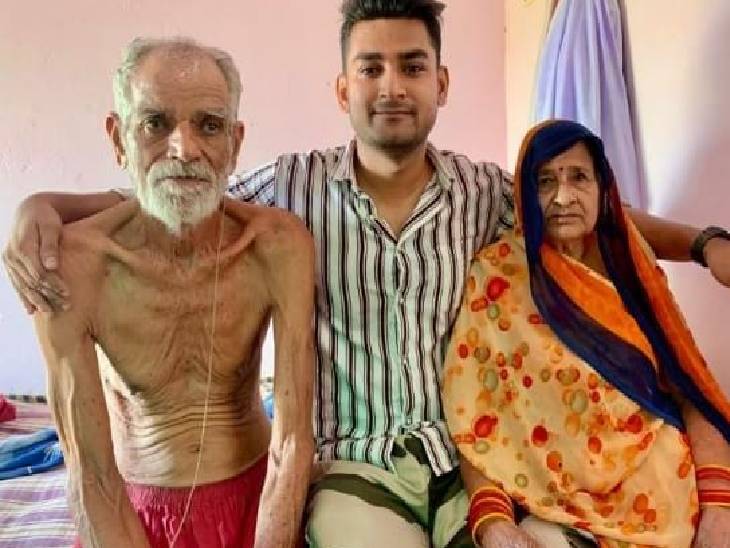तस्वीर आईपीएस मयंक की है, जो अपने दादा सूर्यमणि मिश्रा और दादी उषा देवी के साथ बीच में हैं।