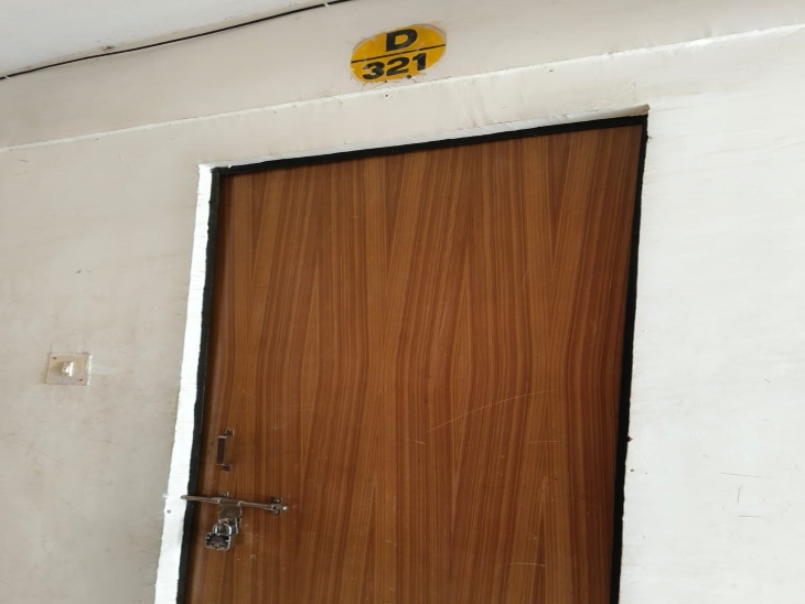 इसी फ्लैट में पूरी वारदात को अंजाम दिया गया है। पुलिस ने अब तक फ्लैट को नहीं खोला है।