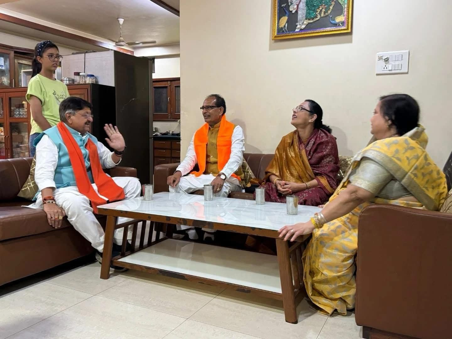 केंद्रीय कृषि मंत्री शिवराज सिंह पत्नी साधना सिंह के साथ कैलाश विजयवर्गीय के घर पहुंचे।