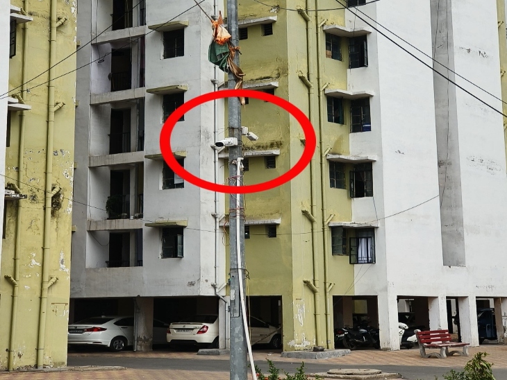 इंद्रप्रस्थ कॉलोनी के मेन गेट पर लगे CCTV कैमरे की मदद से कार में पेटी रखी हुई दिखी थी।