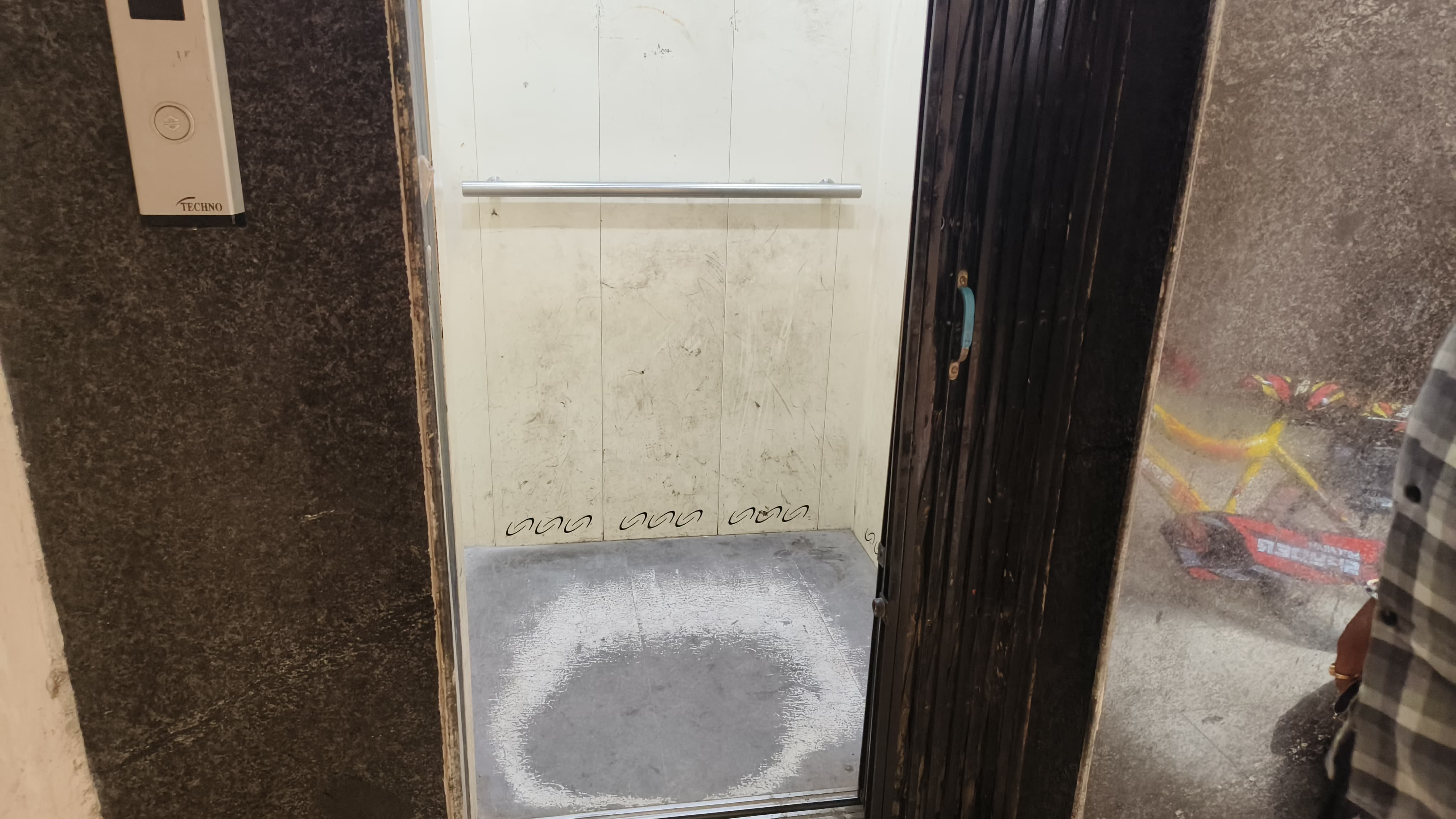 इसी लिफ्ट में बदबू भरने से बिल्डिंग में रहने वाले एक युवक को शक हुआ। वह मामले में चश्मदीद है।