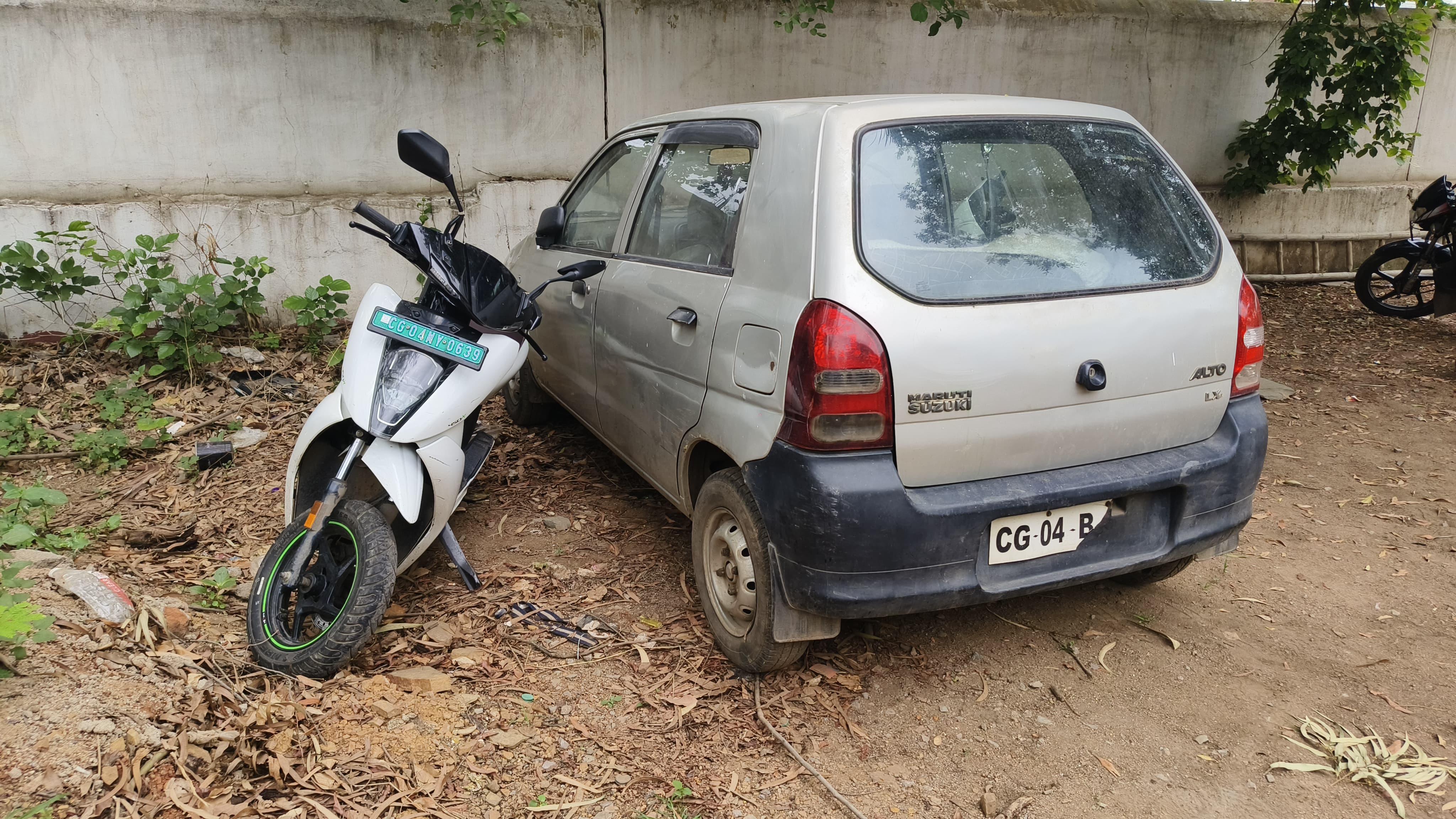 DD नगर थाने में खड़ी आरोपियों की इलेक्ट्रिक स्कूटी और कार। जिससे लाश ठिकाने लगाया गया था।