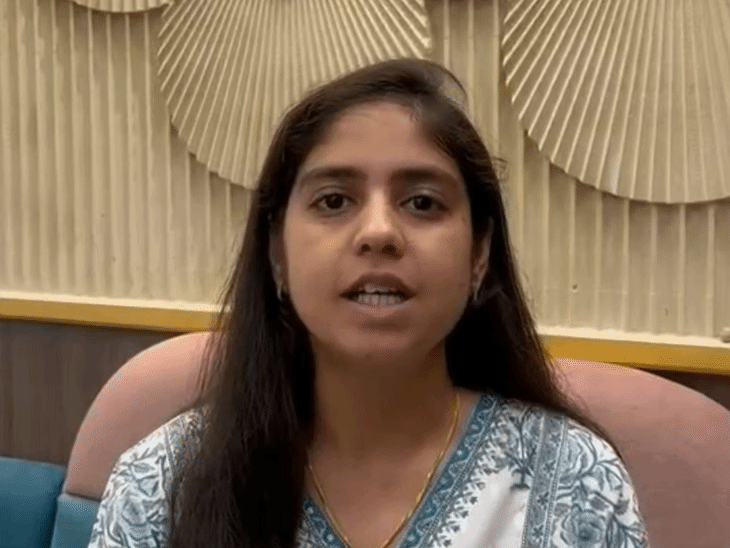 थीमैटिक एडवांटेज फंड के बारे में जानकारी देतीं अमृतया इन्वेस्टमेंट्स की अनुष्का ओझा। - Dainik Bhaskar