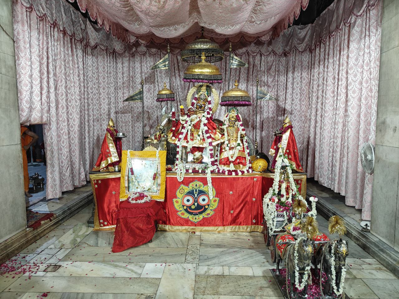 ठाकुर जी को नवीन लाल रंग के लप्पा जामा वस्त्र धारण करवाए, विशेष अलंकार और माला श्रृंगार से सजाया गया