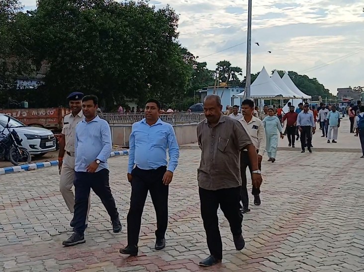 मौके पर निरीक्षण करते अधिकारी।