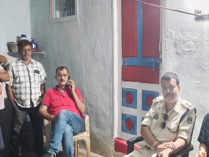 घटना स्थल पर जांच के लिए पहुंची पुलिस