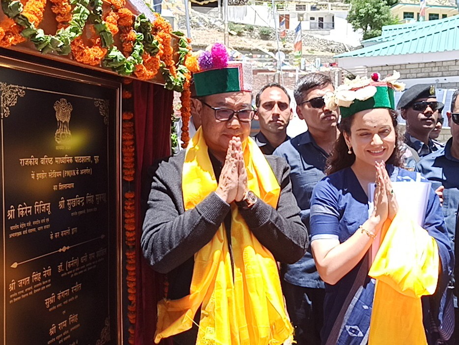 खेल स्टेडियमों का शिलान्यास करते हुए मंत्री किरेन रिजिजू और सांसद कंगना रनोट।