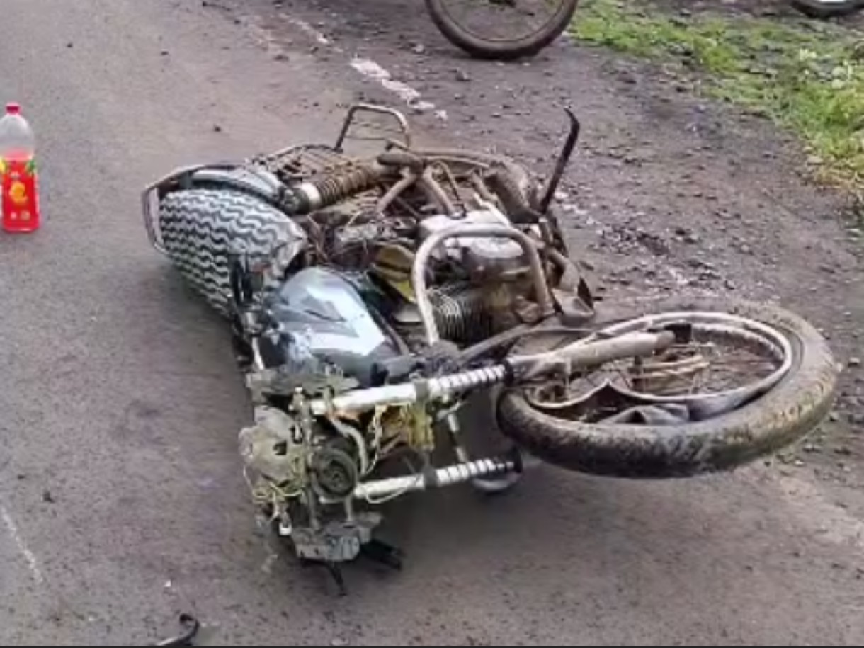 बाइक 100 मीटर तक घसीटती चली गई।