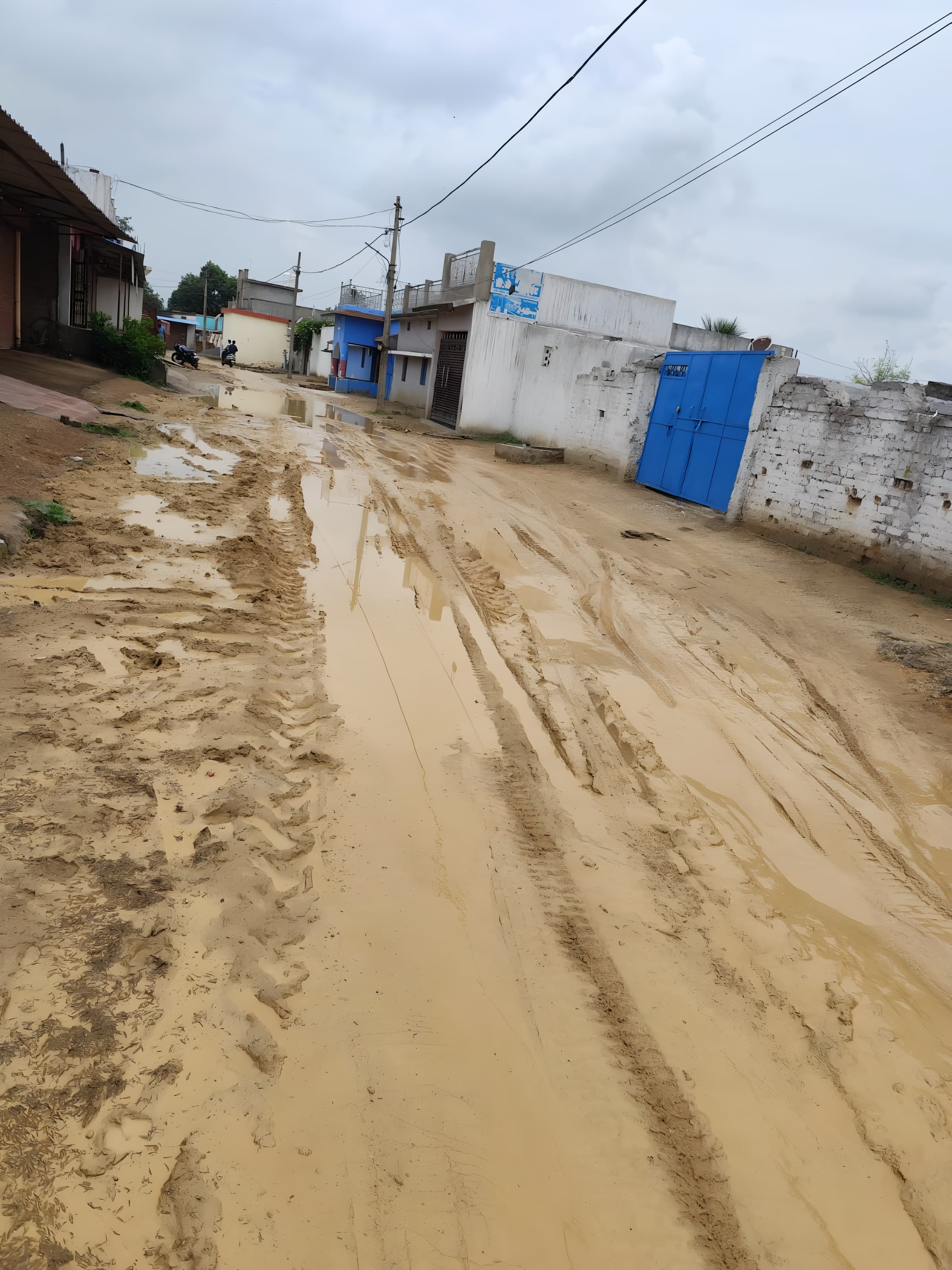 Road turns into mud: No arrangement for water drainage, accidents ...