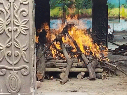 मारवाड़ी श्मशान घाट पर हास्य कवि सुरेंद्र दुबे का अंतिम संस्कार किया गया।