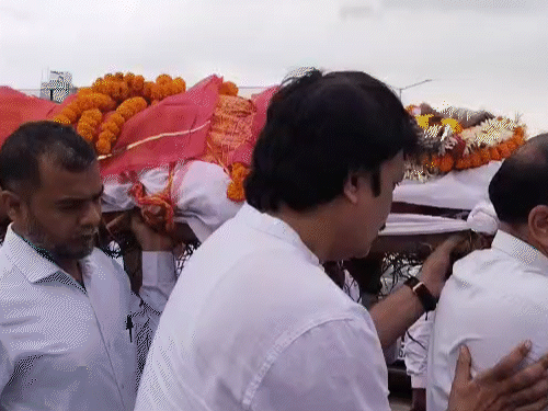 सुरेंद्र दुबे की शवयात्रा में बड़ी संख्या में लोग शामिल हुए।