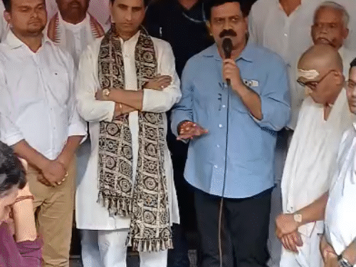 सुरेंद्र दुबे के अंतिम संस्कार में कवि कुमार विश्वास भी शामिल हुए।