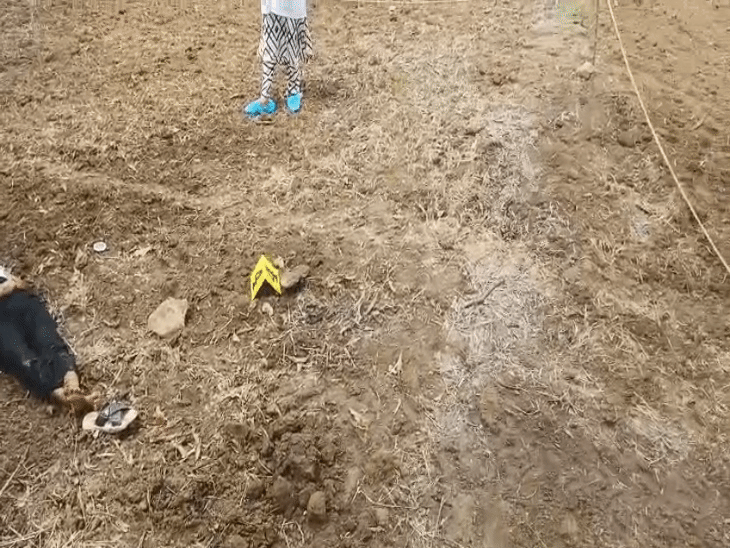 मर्डर के दूसरे दिन पुलिस FSL टीम के साथ मौके पर पहुंची और सबूत जुटाए।