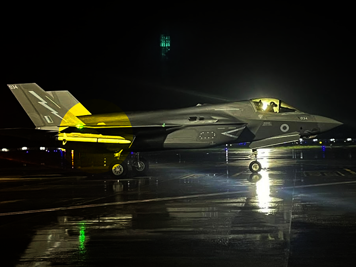 तिरुवनंतपुरम एयरपोर्ट पर खड़ा ब्रिटिश नेवी का F-35 फाइटर जेट। इसमें मिसाइलें लोडेड है।