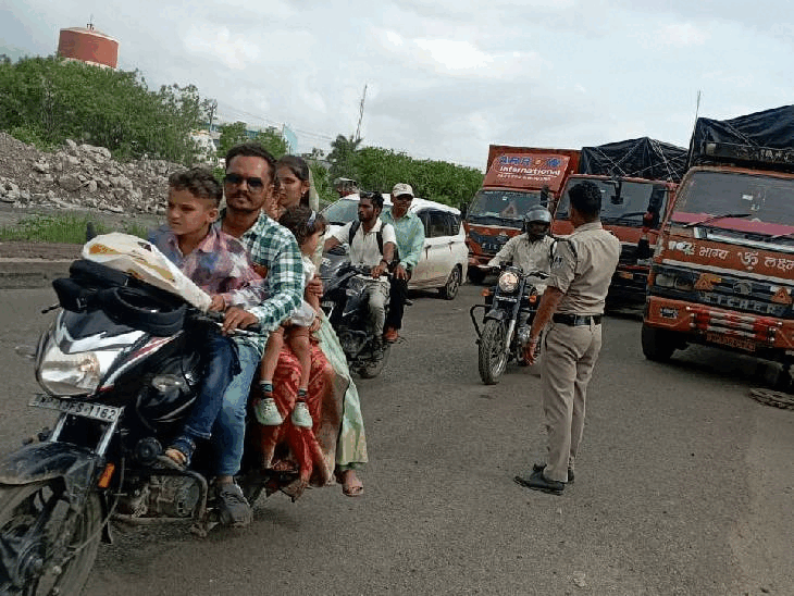 जाम में परिवार परेशान होते रहे, बारिश के कारण वाहन फिसलते रहे।