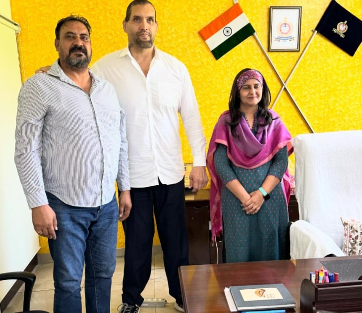 ये तस्वीर उस दौरान की है, जब स्मिति चौधरी अंबाला में तैनात थीं। उनसे मिलने के लिए द ग्रेट खली पहुंचे थे।