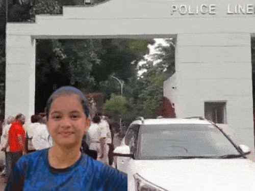 पुलिस लाइन के बाहर लगी लोगों की भीड़ और इनसेट में मृतका की फाइल फोटो। - Dainik Bhaskar